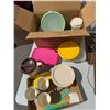 Image 1 : Tupperware and other kitchen items