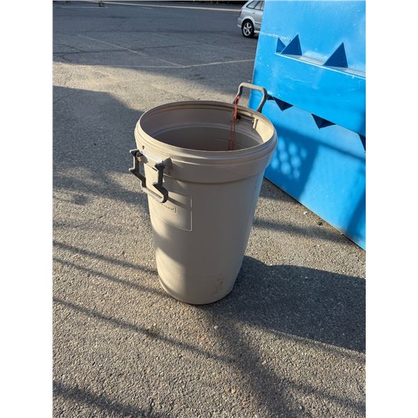 Rubbermaid garbage can