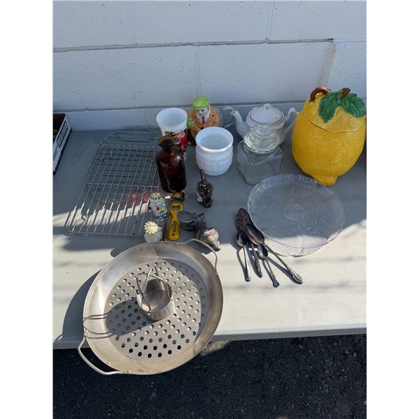 Assorted kitchen items