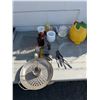 Image 1 : Assorted kitchen items
