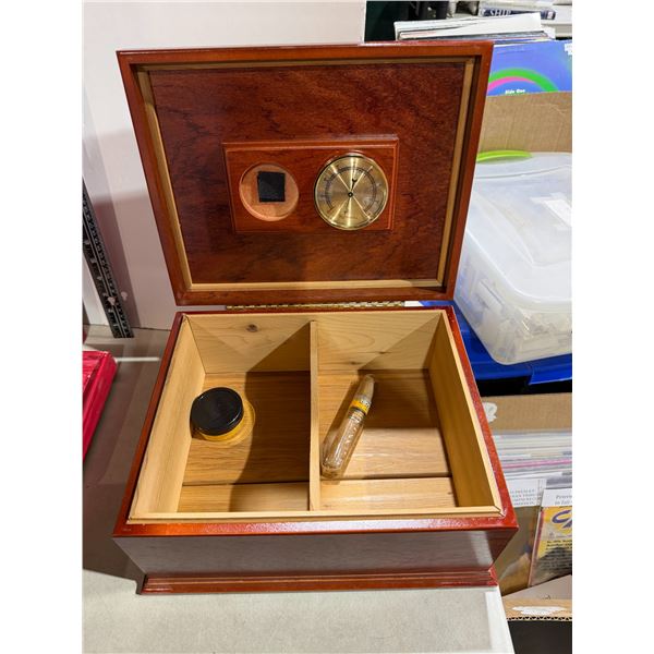 Humidifier with a cigar
