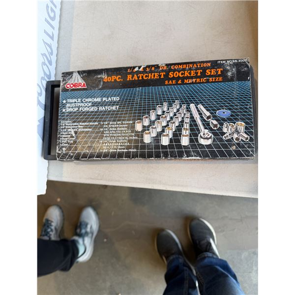 40 piece ratchet and socket set SAEN metric
