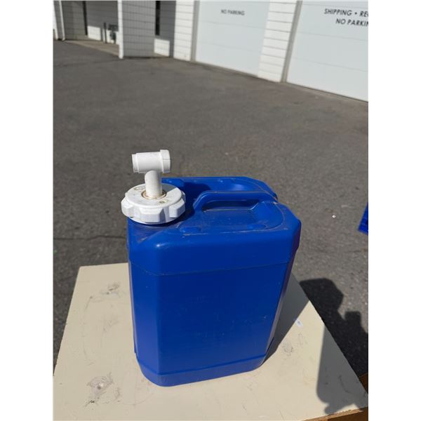 Liquid container