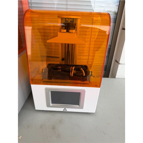 Freeshape 120 3D Resin Printer. Cracked lid. Powers on Untested