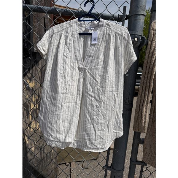 NWT shirt gap size small