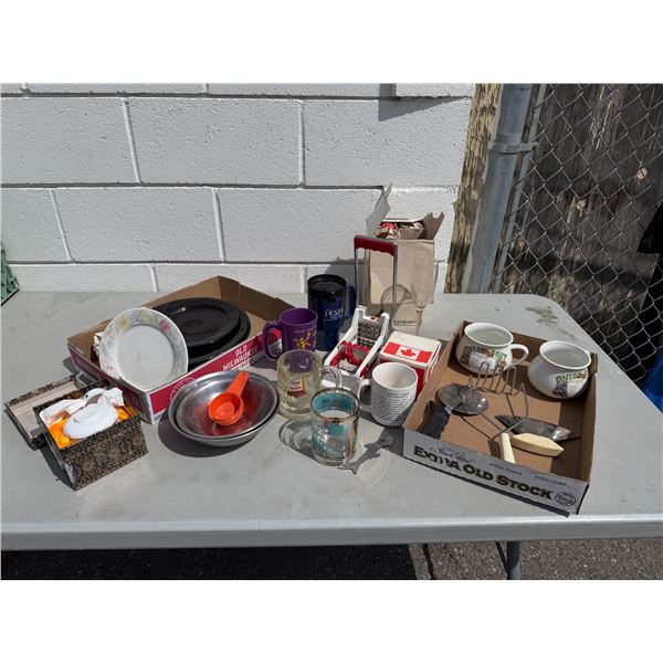 Assorted kitchen items
