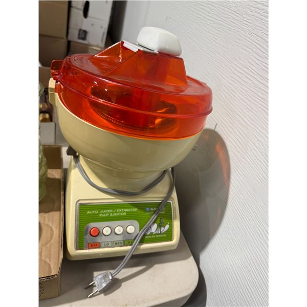 Juicer/extractor pulp ejector