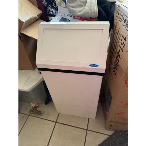New inbox, frost garbage can can hang on wall