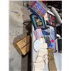 Image 1 : Linens and oven mitts