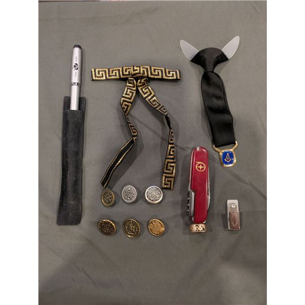 Assorted lot - tie, army knife & buttons