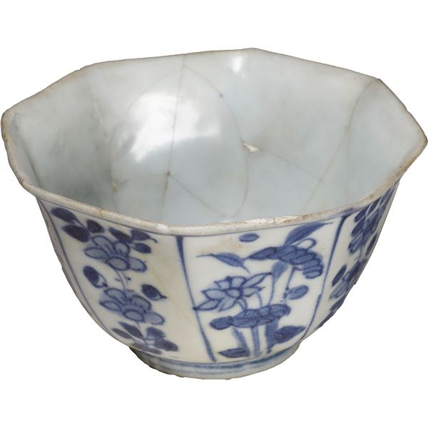 "Hatcher Cargo" Chinese blue-on-white porcelain bowl, octagonal shape, transitional period (1627-166