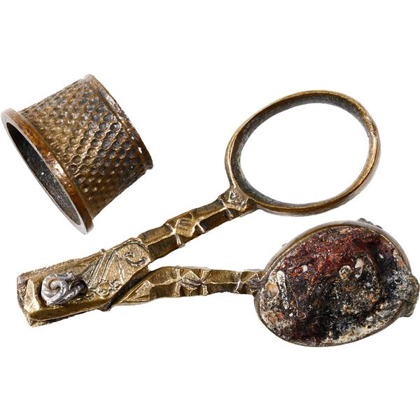 Lot of two small brass sewing instruments (thimble and scissors), ex-Guadalupe-Tolosa (1724).