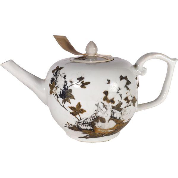 Chinese porcelain lidded teapot, ex-"Nanking Cargo" (1752).