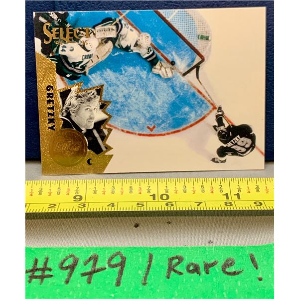 NHL HOCKEY - Wayne Gretzky Rare Select Gold Foil Card