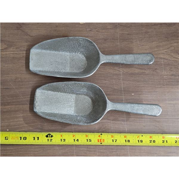 2 metal scoops
