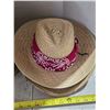 Image 3 : 2 straw hats and stetson hat box