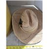 Image 4 : 2 straw hats and stetson hat box