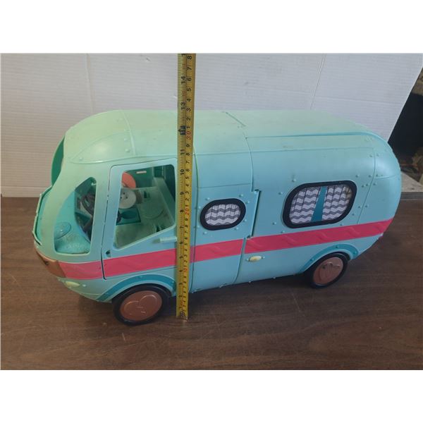 L.O.L. Surprise! 2-in-1 Glamper Fashion Camper.