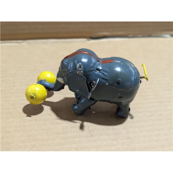 Vintage Wind Up Toy Elephant Design (Works)