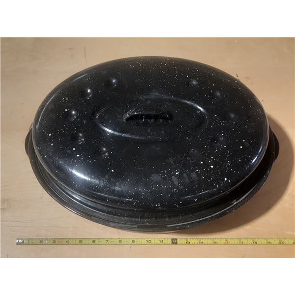 Vintage-style black speckled enamelware oval roaster pan.
