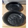 Image 2 : Vintage-style black speckled enamelware oval roaster pan.