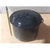 Image 1 : Vintage black speckled enamelware stock pot with a lid.