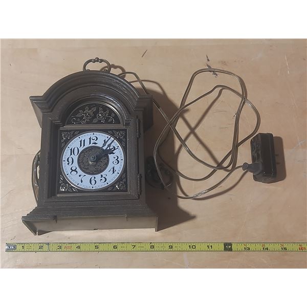 Vintage Clock. (There is no glass at the front) - (Untested)