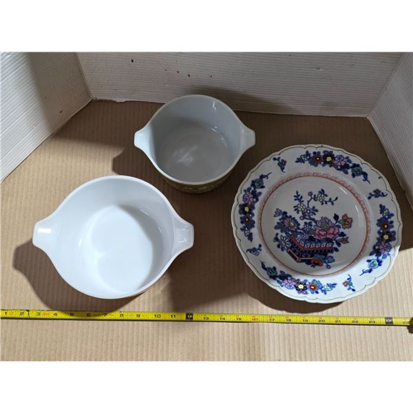 2 pyrex dishes 8"W and 9"W and masons plate