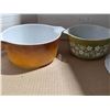 Image 4 : 2 pyrex dishes 8"W and 9"W and masons plate