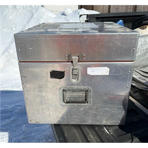 33: Aluminum Box (dimensions in photos)