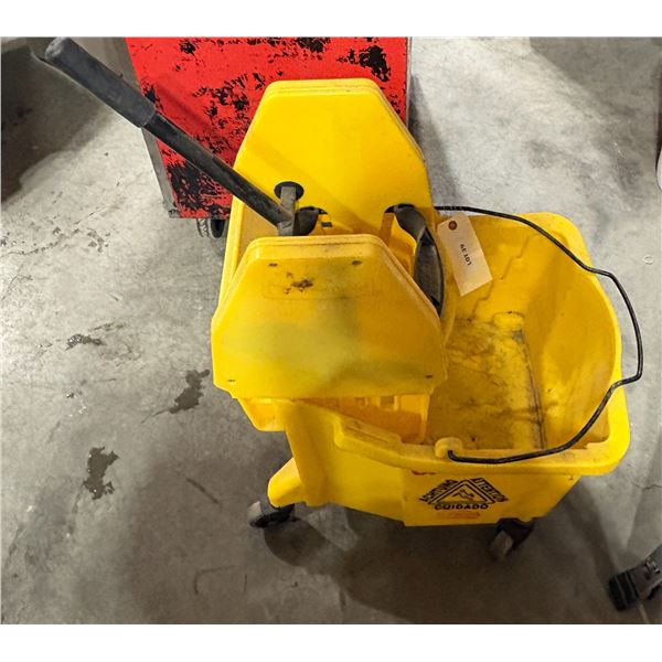 39: Rubbermaid Industrial Mop Bucket