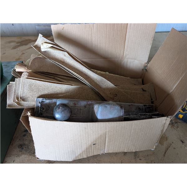 Vintage 820 Made in US Sander w/ Sand Paper