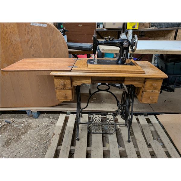 Sewing Machine Table w/ Sewing Machine (unmaked)