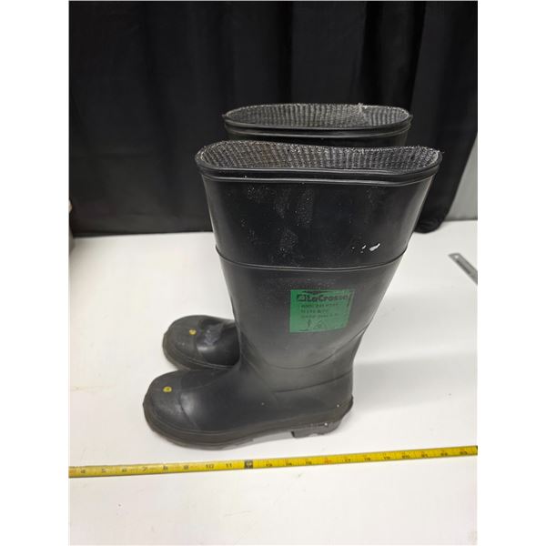 Pair of size 7 rubber boots
