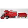 Image 3 : VTG MASSEY FERGUSON DIECAST COMBINE & TRAILER 1/16