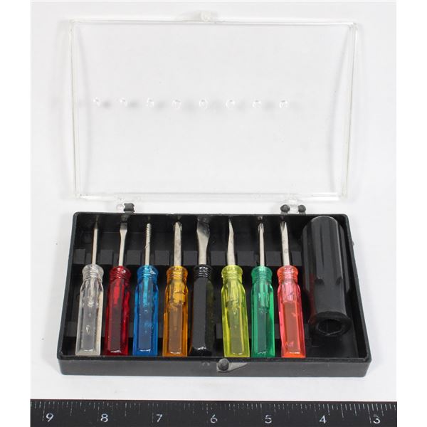 SMALL MULTI-COLOR SCREWDRIVER SET