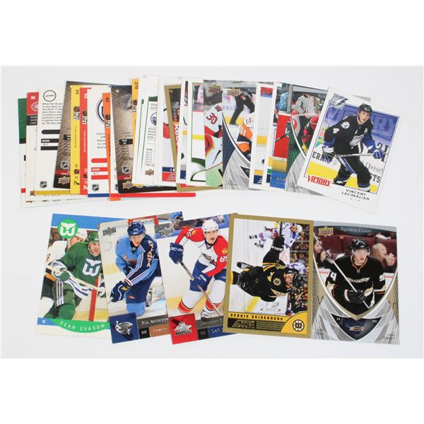 PACK OF 30 ASSORTED HOCKEY CARDS
