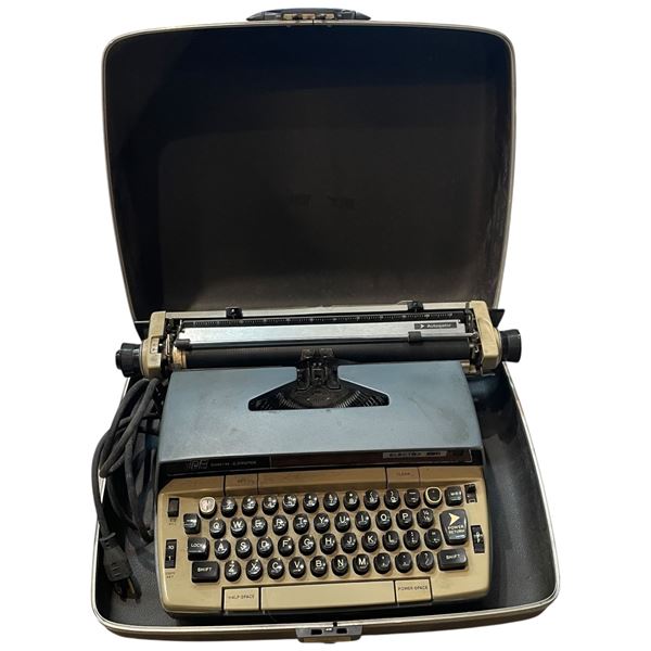 Smith-Corona Electra 220 Portable Typewriter in Case