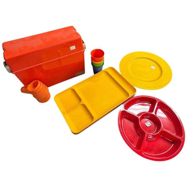 Collection of Vintage Tupperware, Mal-Ware and 3T Boxter Picnic Set