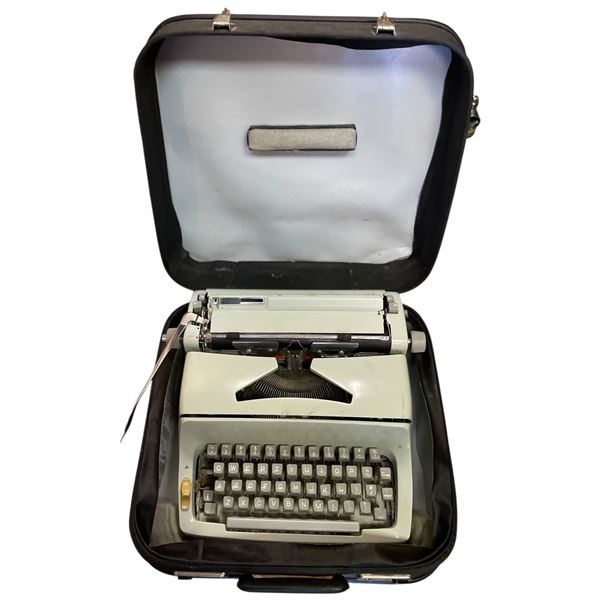 Vintage Manual Typewriter in Carry Case