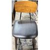 Image 4 : Group of 5 Mid-Century Style Wooden Bar Chairs with Leather Seats