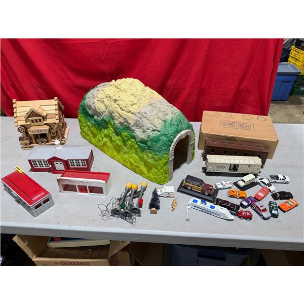 Lot Of VTG Lionel O-Guage Model Train Buildings & Accessories