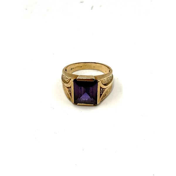 10 Kt. Gold Ring w/ Dark Stone