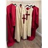 Image 1 : 1 white Museum Replica robe and cloak, 2 red tunic and 2 red cloaks