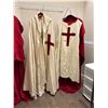 Image 2 : 1 white Museum Replica robe and cloak, 2 red tunic and 2 red cloaks