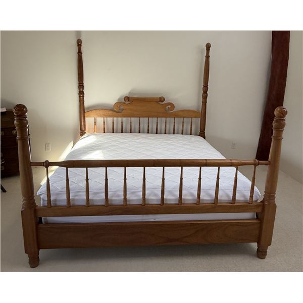 Wooden 4-Poster Colonial Bed w/ Carved Posts & Mattress 78" x 87"