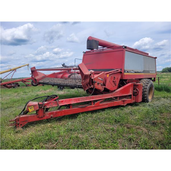 Versatile 2000 trans axle pull-type combine c/w Melroe 388 pick up header, 23.1-26 rubber on 20 inch