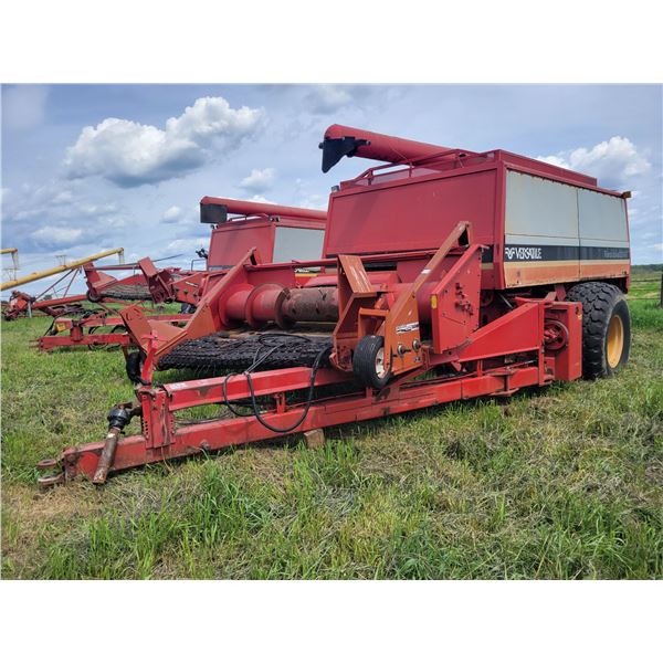 1986 Versatile 2000 Trans Axial pull-type combine, PTO c/w Melroe 388 pick up header, 23.1-26 rubber