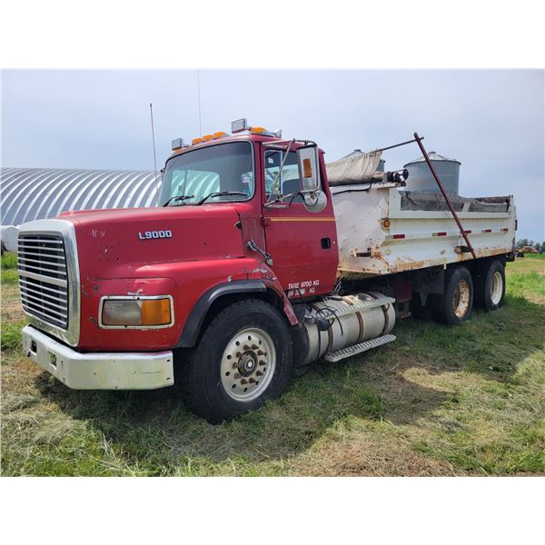 1984 Ford 9000 Gravel truck 15 ft steel box, showing 657,116 km, standard, air breaks, has electrica
