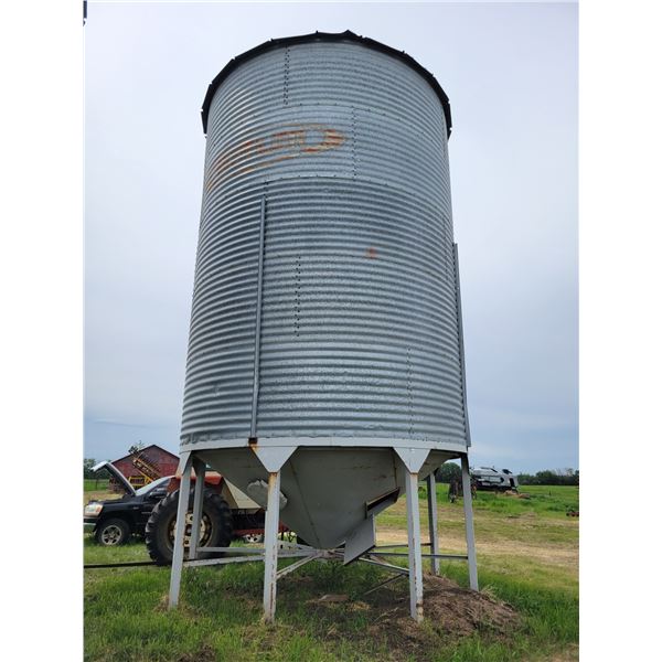 Butler 5-ring grain bin, is empty, Located at 23012 Twp 604, North West of Thorhild. Viewing is July